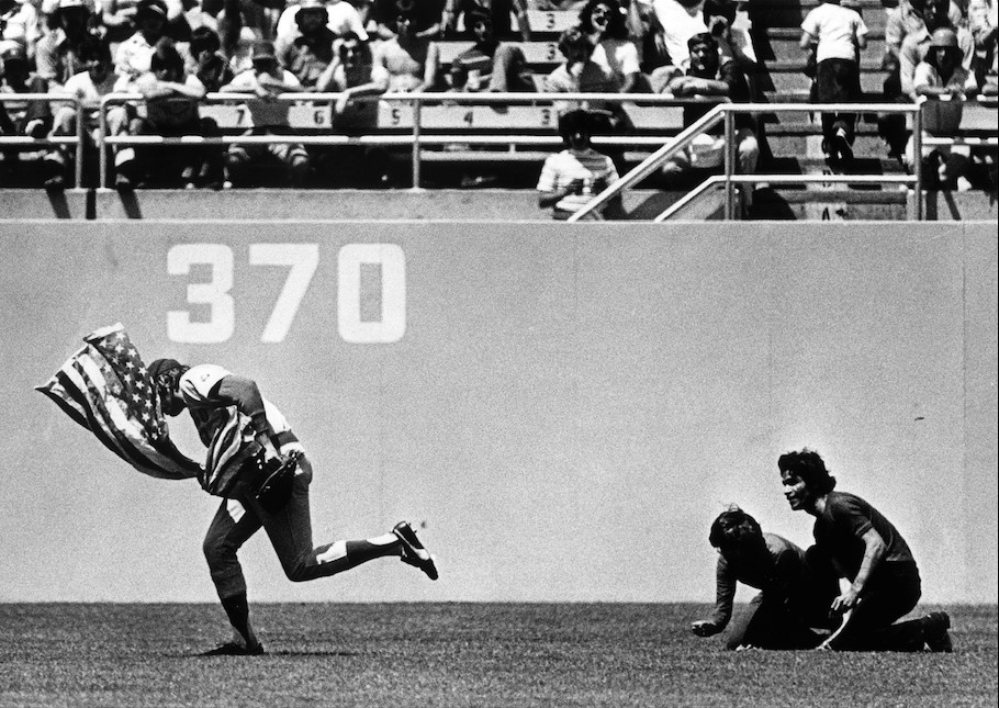 Cubs' Rick Monday saves American flag from being burned by protestors:  throwback - Chicago Sun-Times